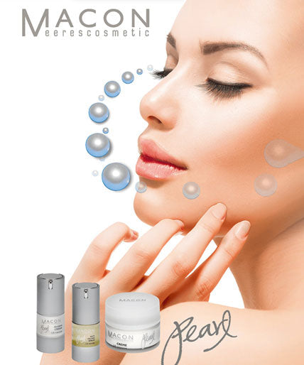 Werbung für MACON Meereskosmetik Pearl Serie, mit einer Nahaufnahme eines Frauenprofils und einer Auswahl an Pflegeprodukten, begleitet von schwebenden Perlen vor einem weißen Hintergrund.