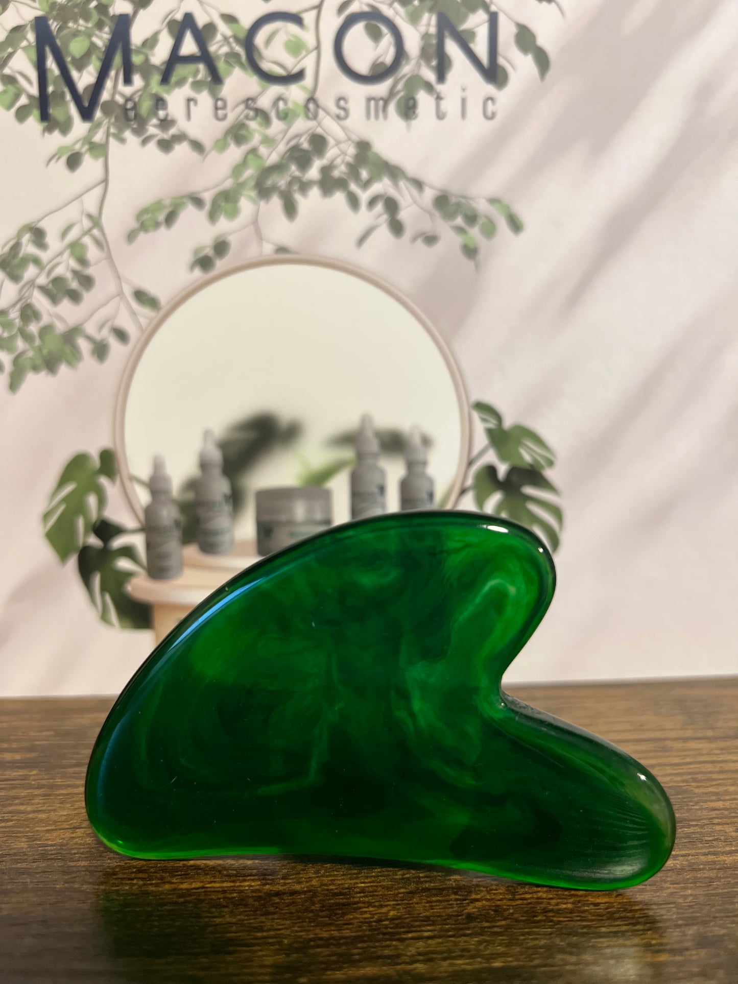 Detailansicht der Verpackung und des Gua Sha Steins, perfekt für die Anwendung auf reifer und strapazierter Haut.