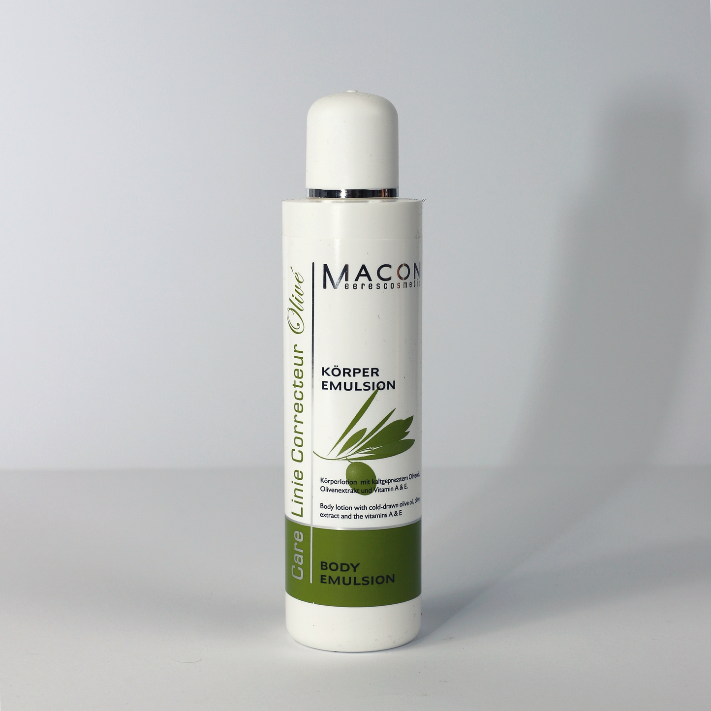 Nahaufnahme der Textur der Olivé Body Emulsion mit grauem Hintergrund