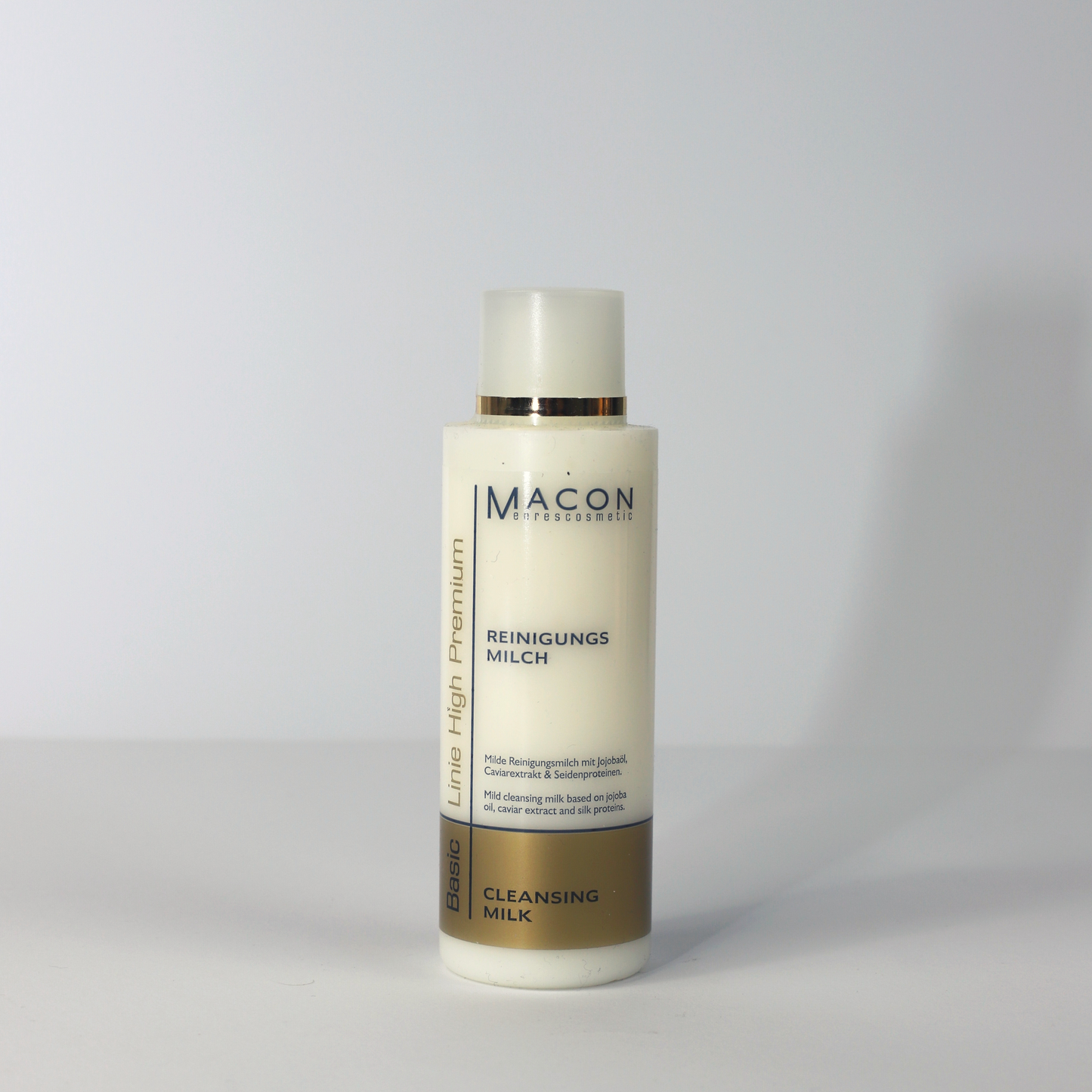 Detailansicht der Verpackung der pflegenden Reinigungsmilch, speziell für reife Haut entwickelt mit dunklem Hintergrund.