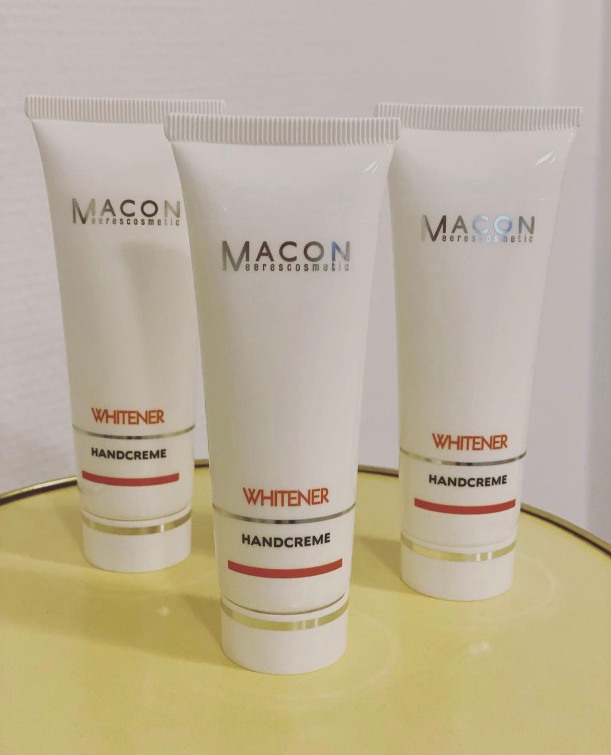 Detailansicht der Tube und der Textur der Handcreme, ideal zur Reduzierung von Pigmentflecken und zur Feuchtigkeitspflege.